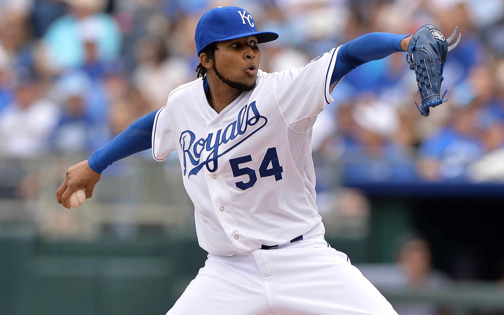 Эрвин Сантана бросает бейсбольный мяч