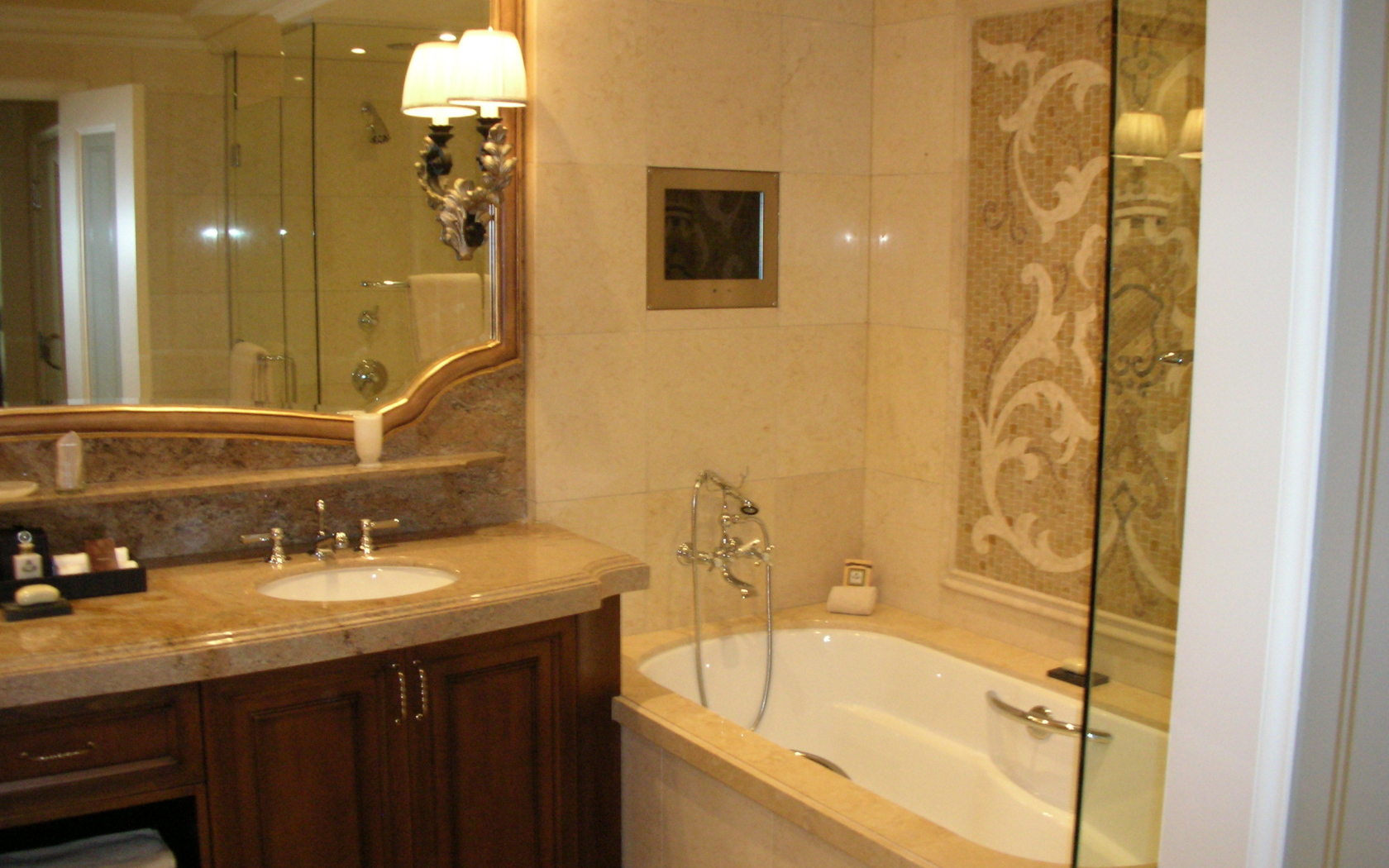 Отличная ванная комната в стиле люкс