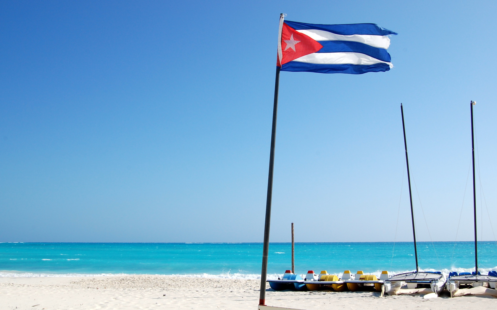 Флаг Кубы на пляже на курорте Кайо Ларго, Куба