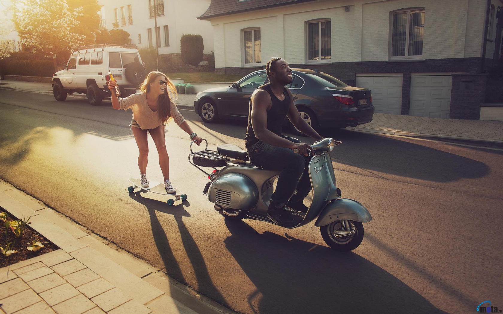 Девушка едет на скейтборде