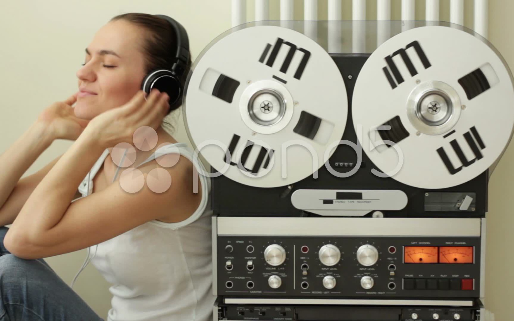 Девушка меломанка