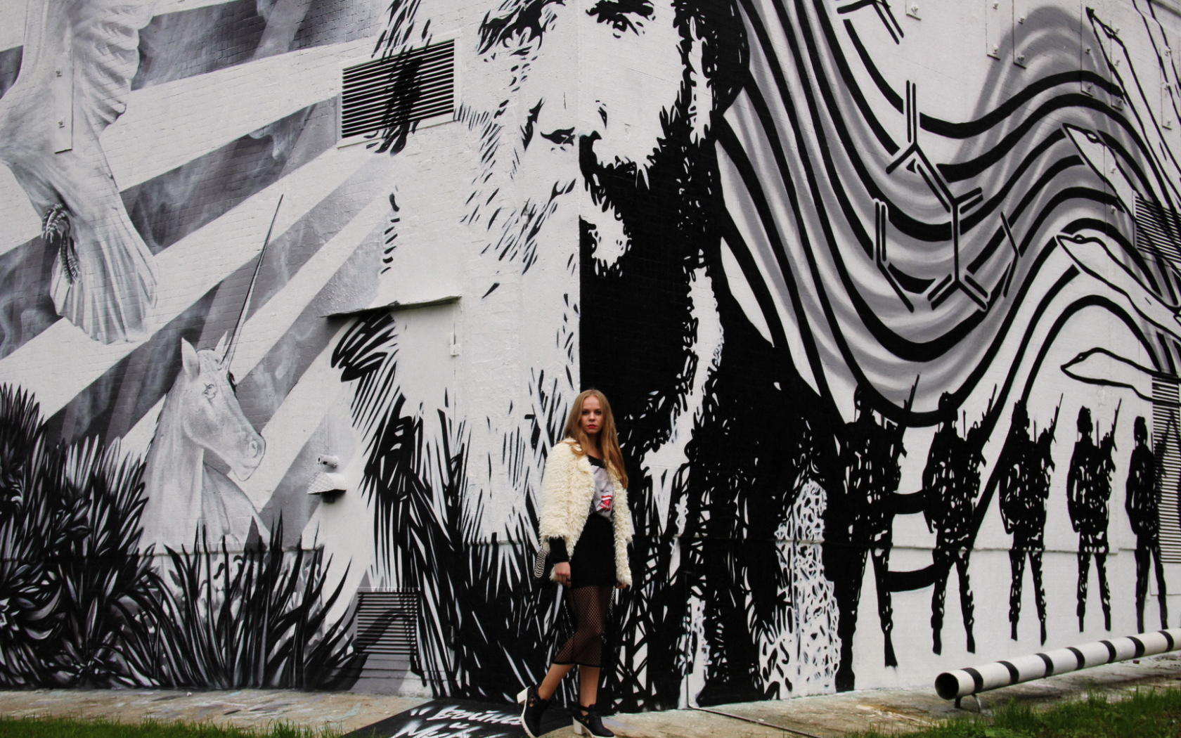 Девушка на фоне граффити
