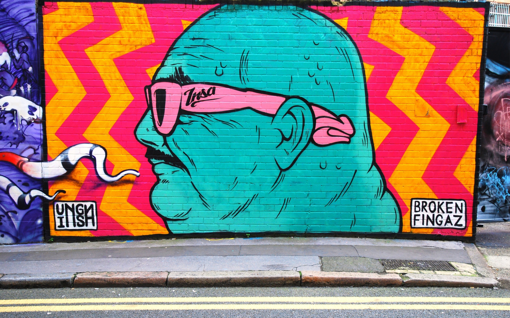 Граффити, синий человек в розовых очках