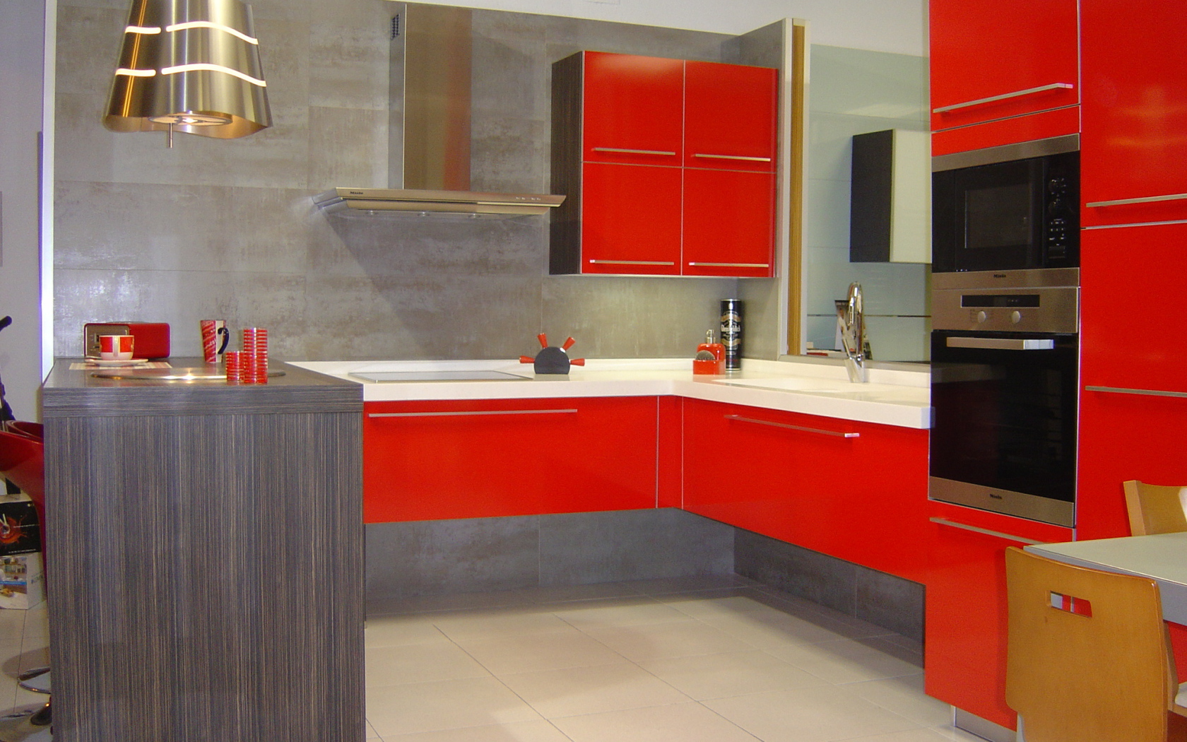 Серый и красный цвет на кухне