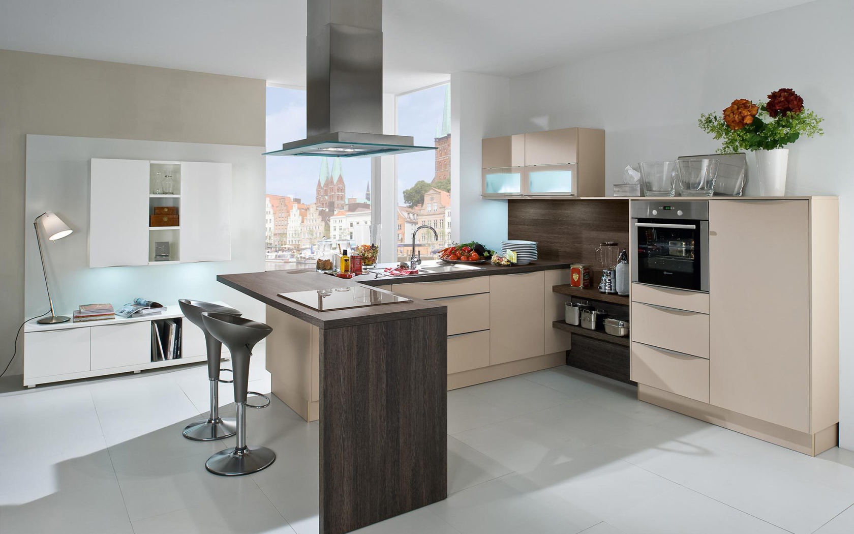 Вытяжка над столом в кухне