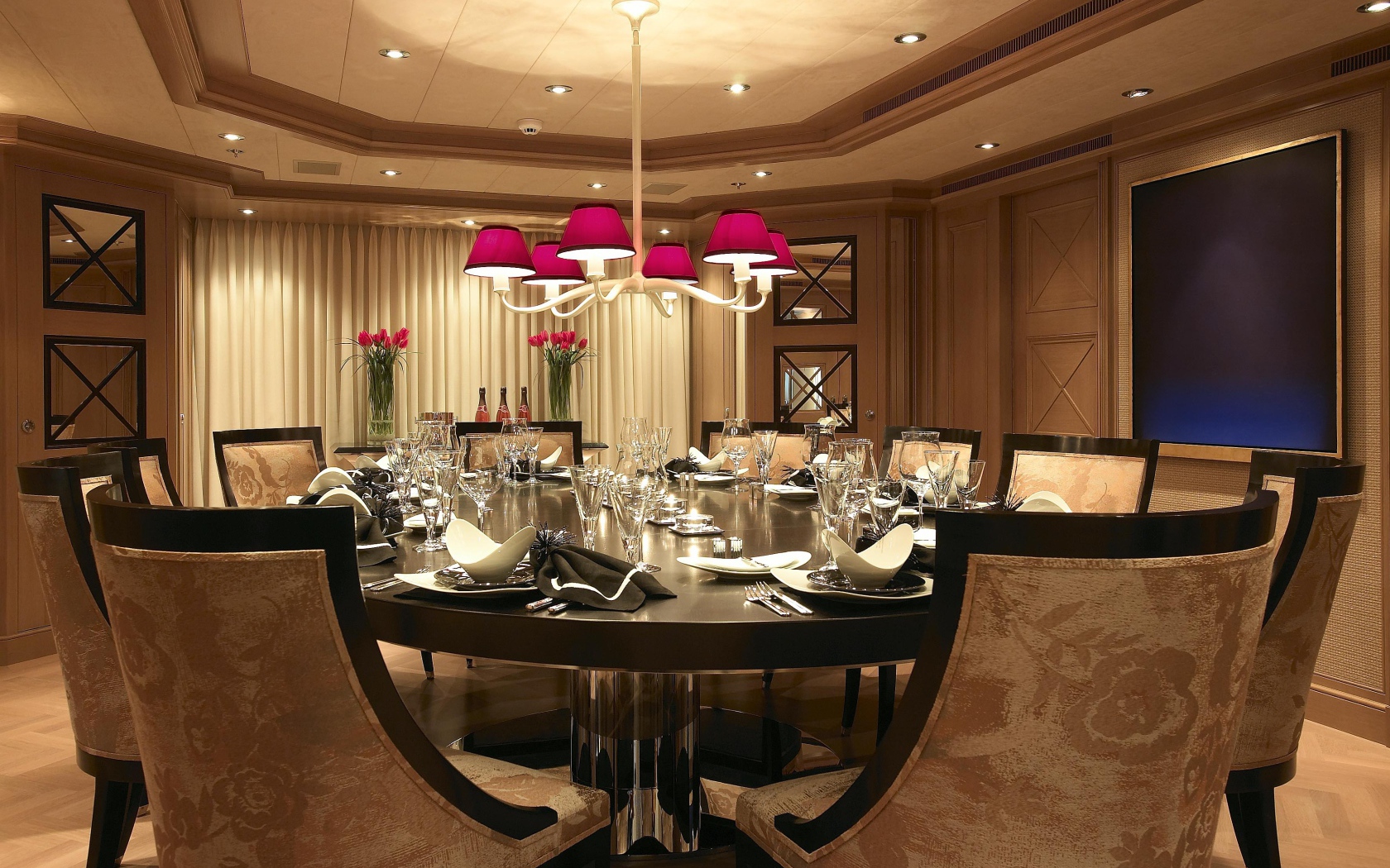 В столовой все готово для приема гостей