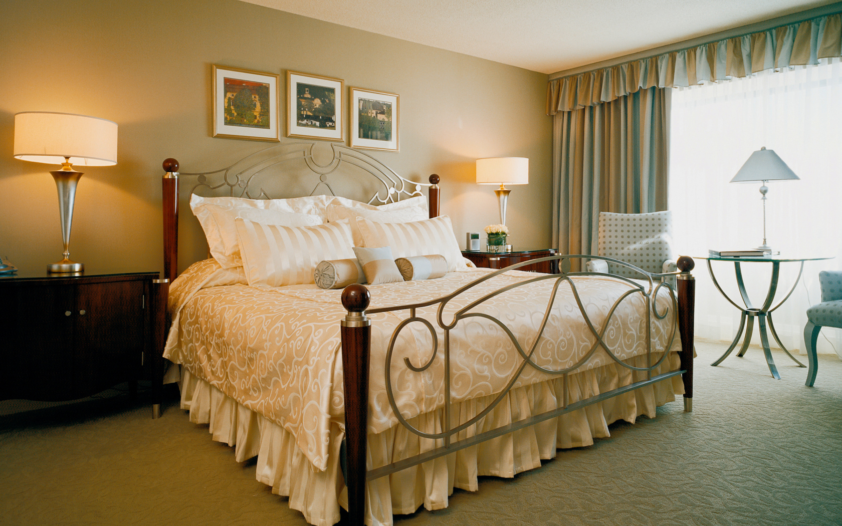 Железная кровать в спальне