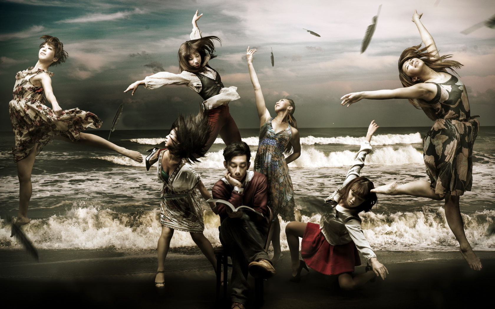 Японские балерины на фоне моря