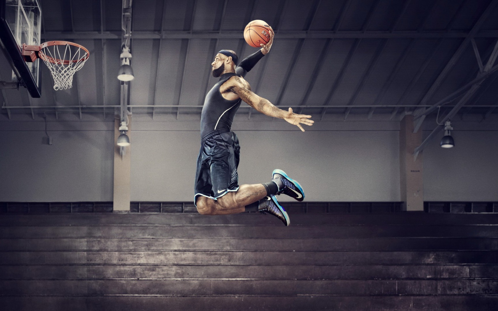 Леброн Джеймс играет в баскетбол