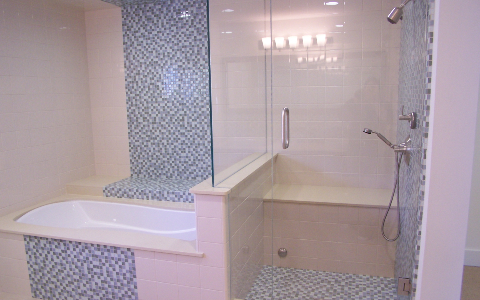 Нежно розовый кафель в ванной