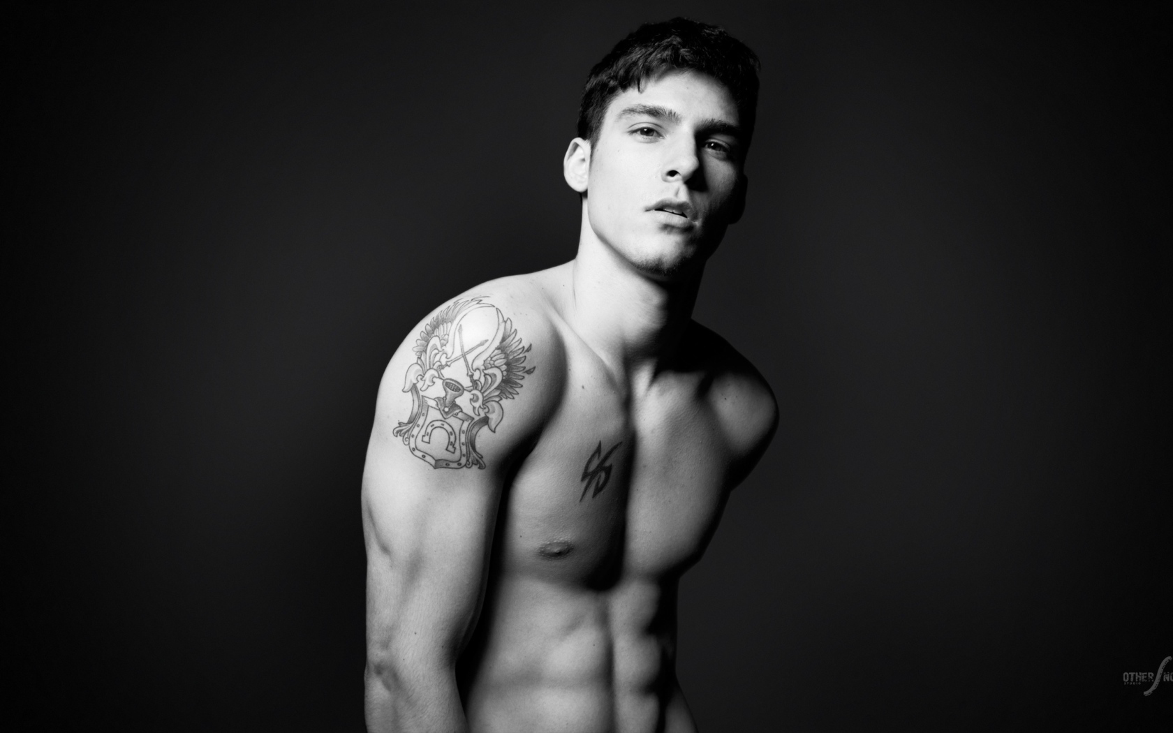 Мужчина с татуировками
