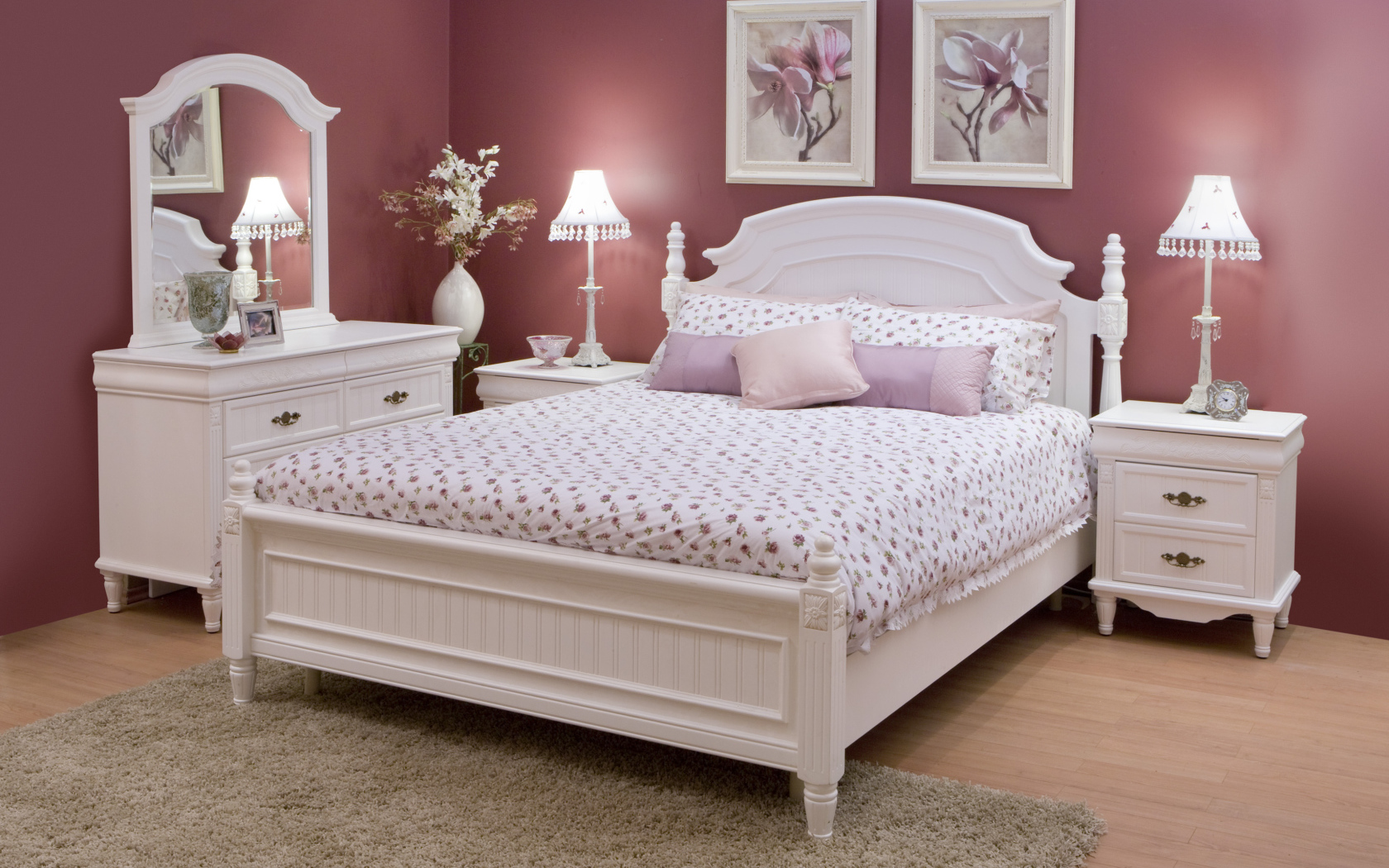 Бордовые стены в спальне