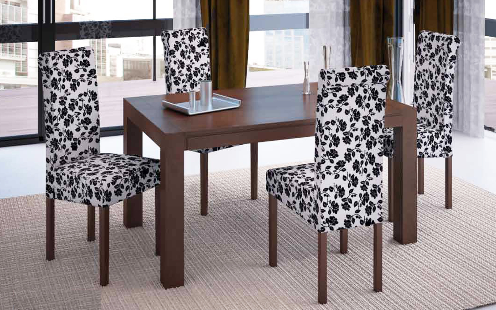 Пестрая мебель в столовой