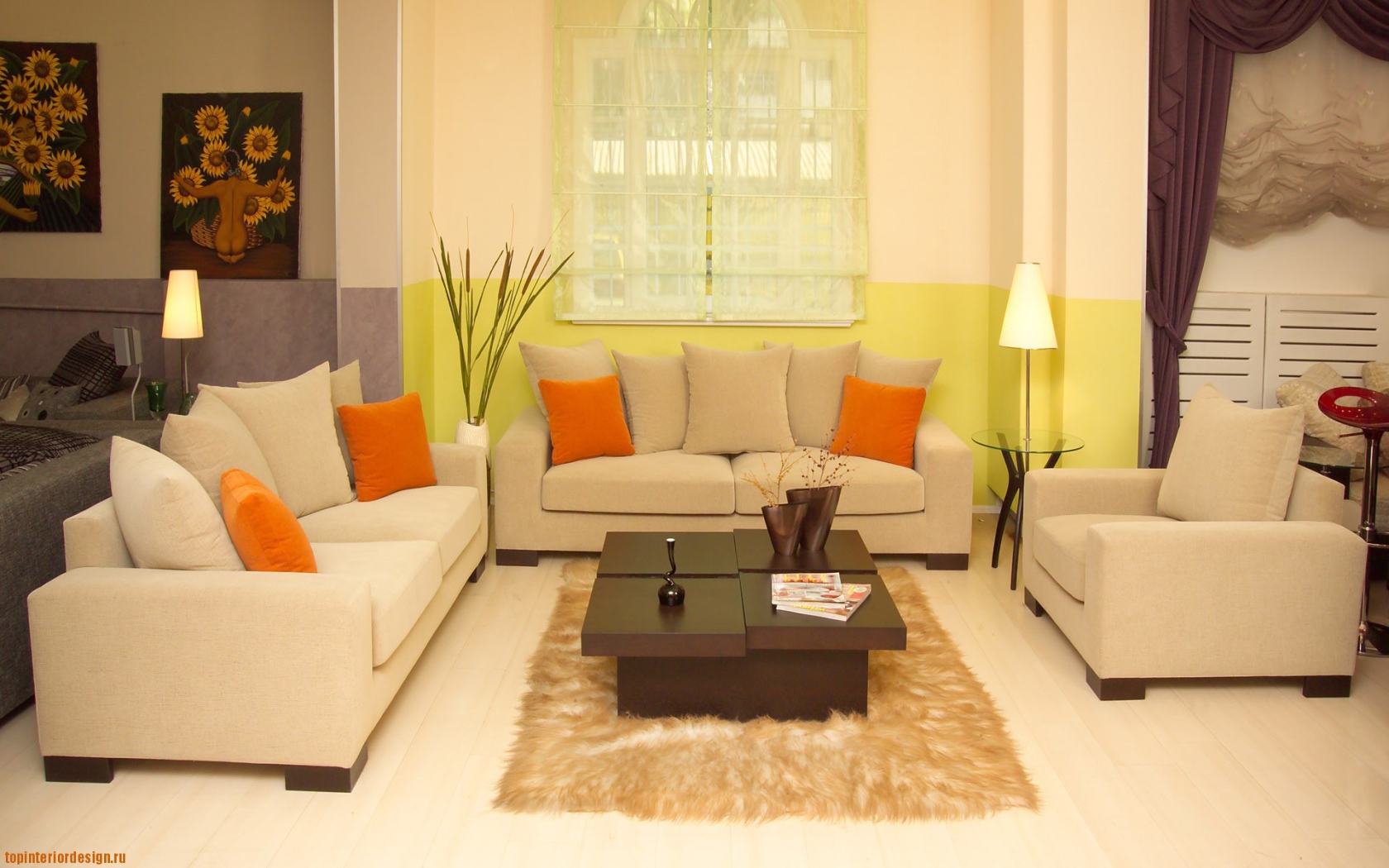 Оранжевые подушки в гостиной