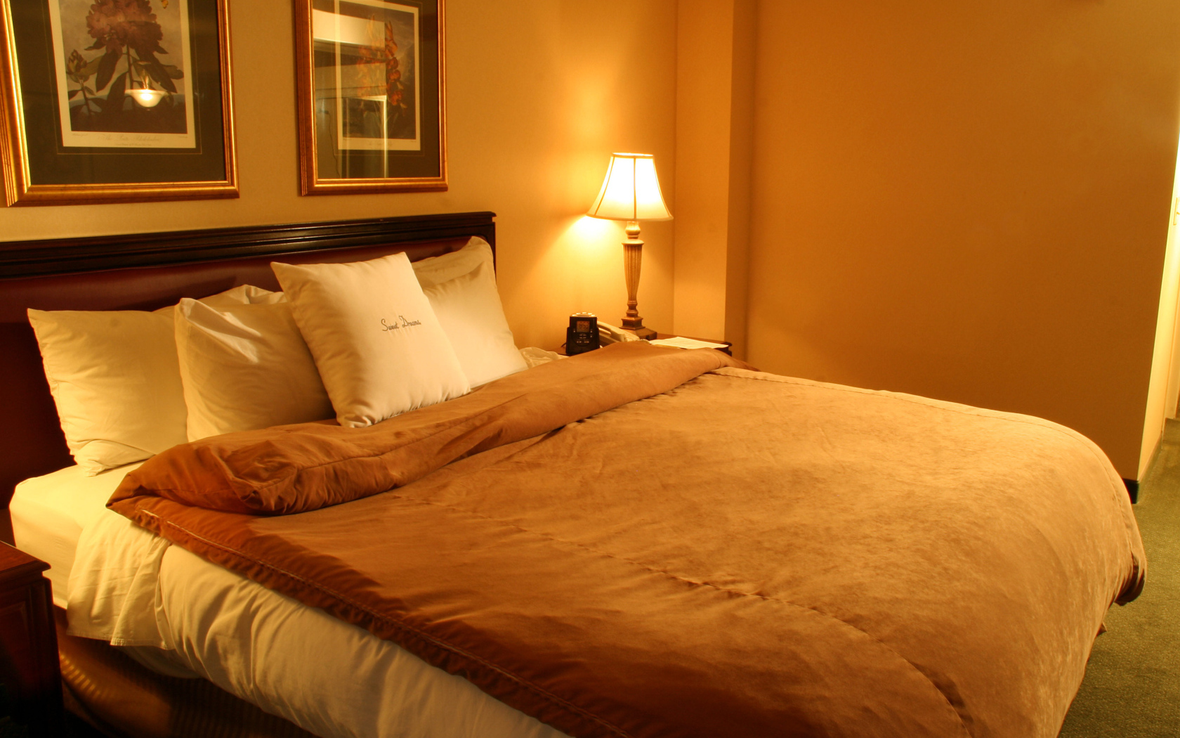 Оранжевые стены в спальне