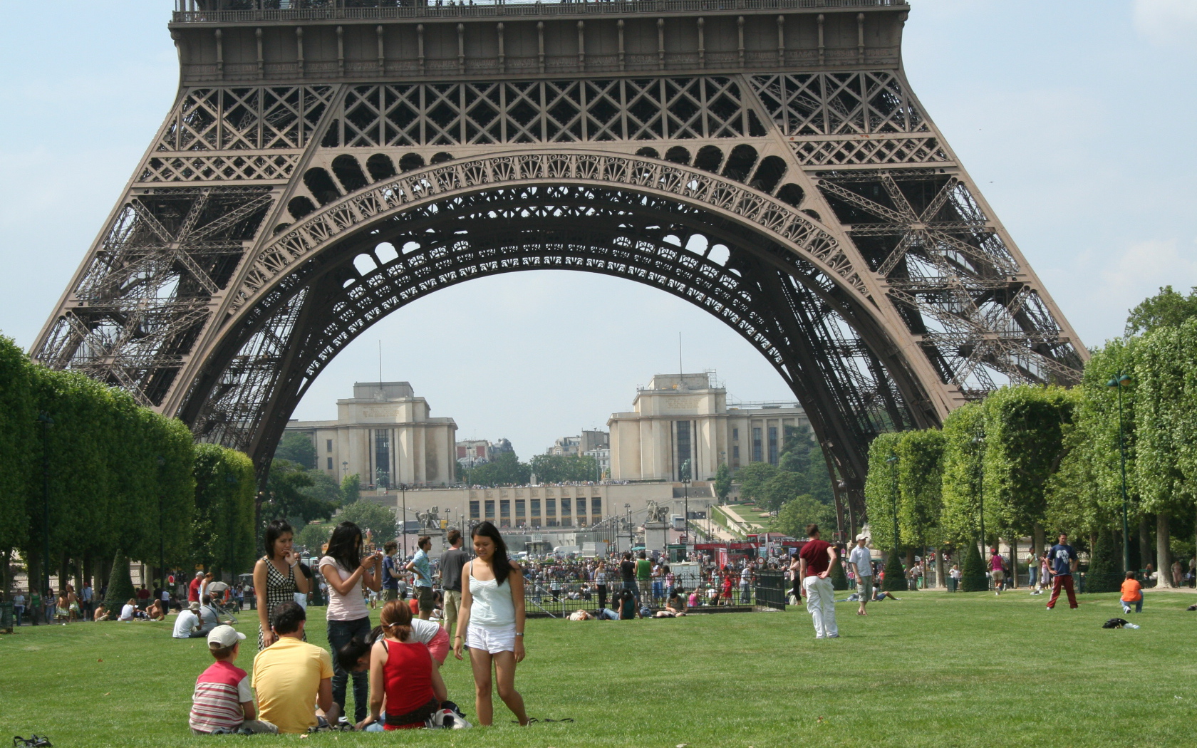 Люди отдыхают возле Эйфелевой башни