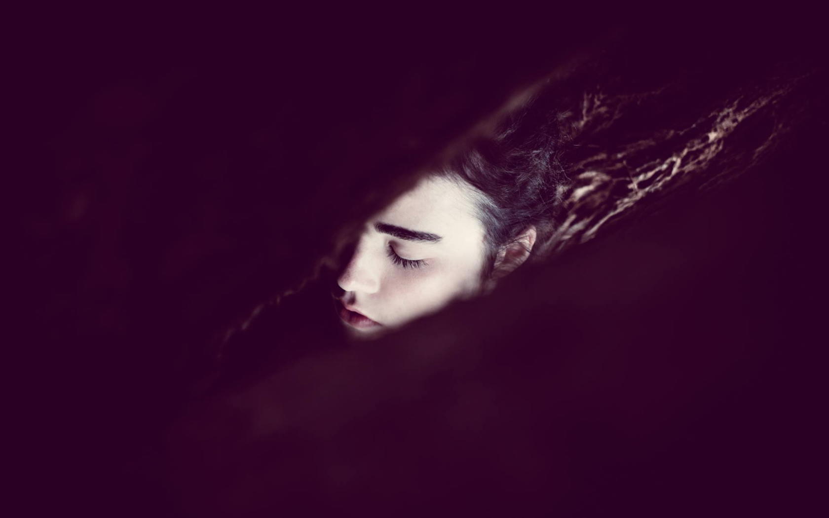 Фотография Женщина в темноте