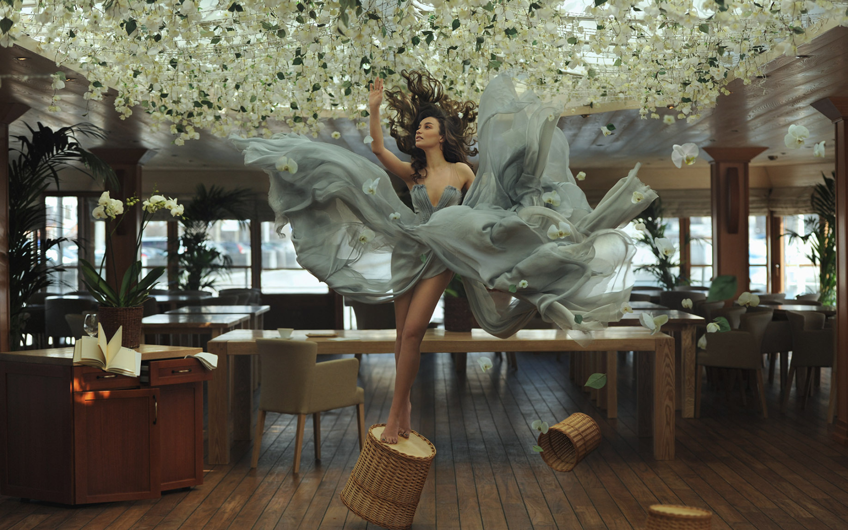 Фотография брюнетка и цветы