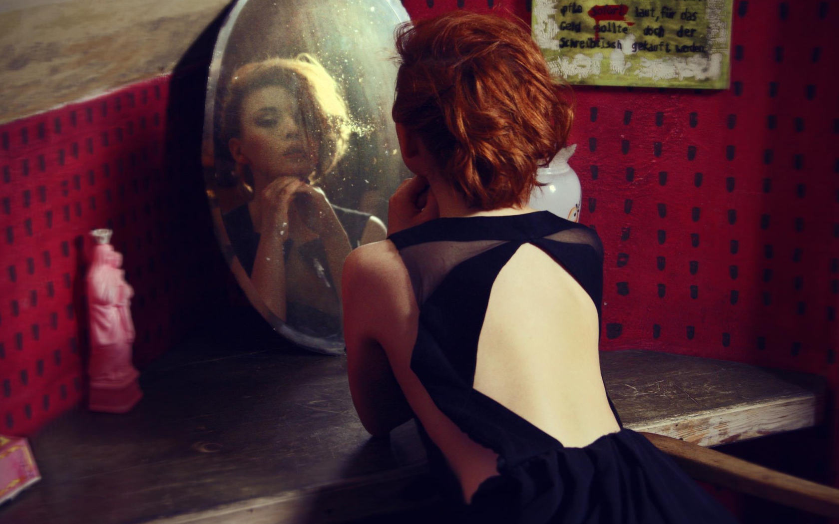 Фотография девушка смотрит в зеркало