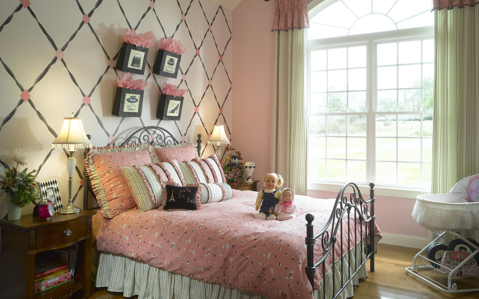 Розовые стены в спальне