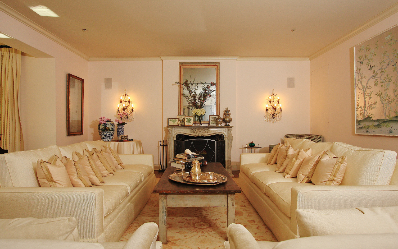 Роскошные диваны в гостиной