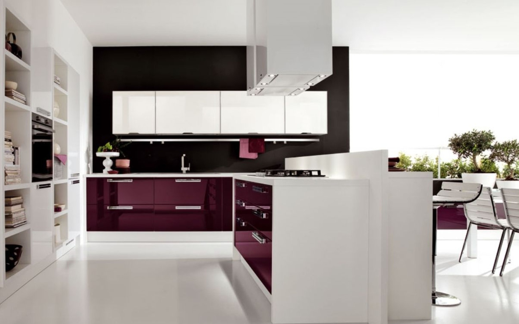 Лиловый цвет мебели на кухне