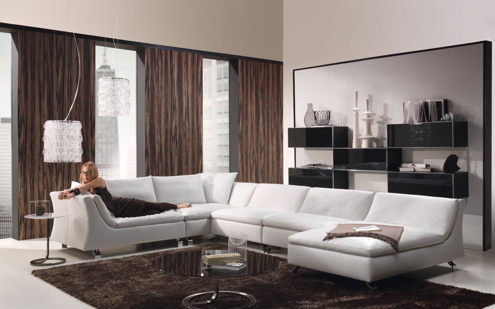 Отдых на диване в гостиной