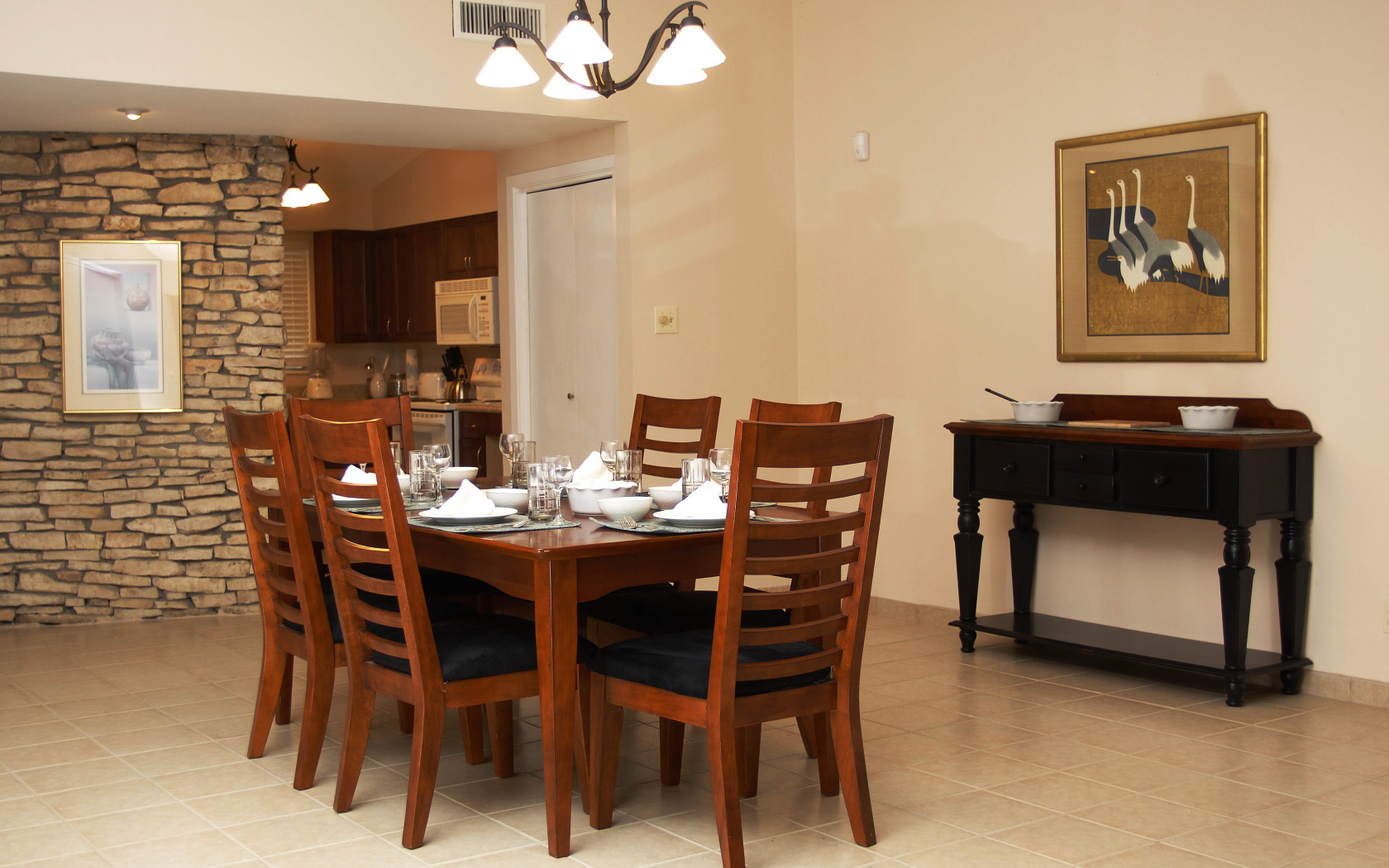 Каменная стена в столовой