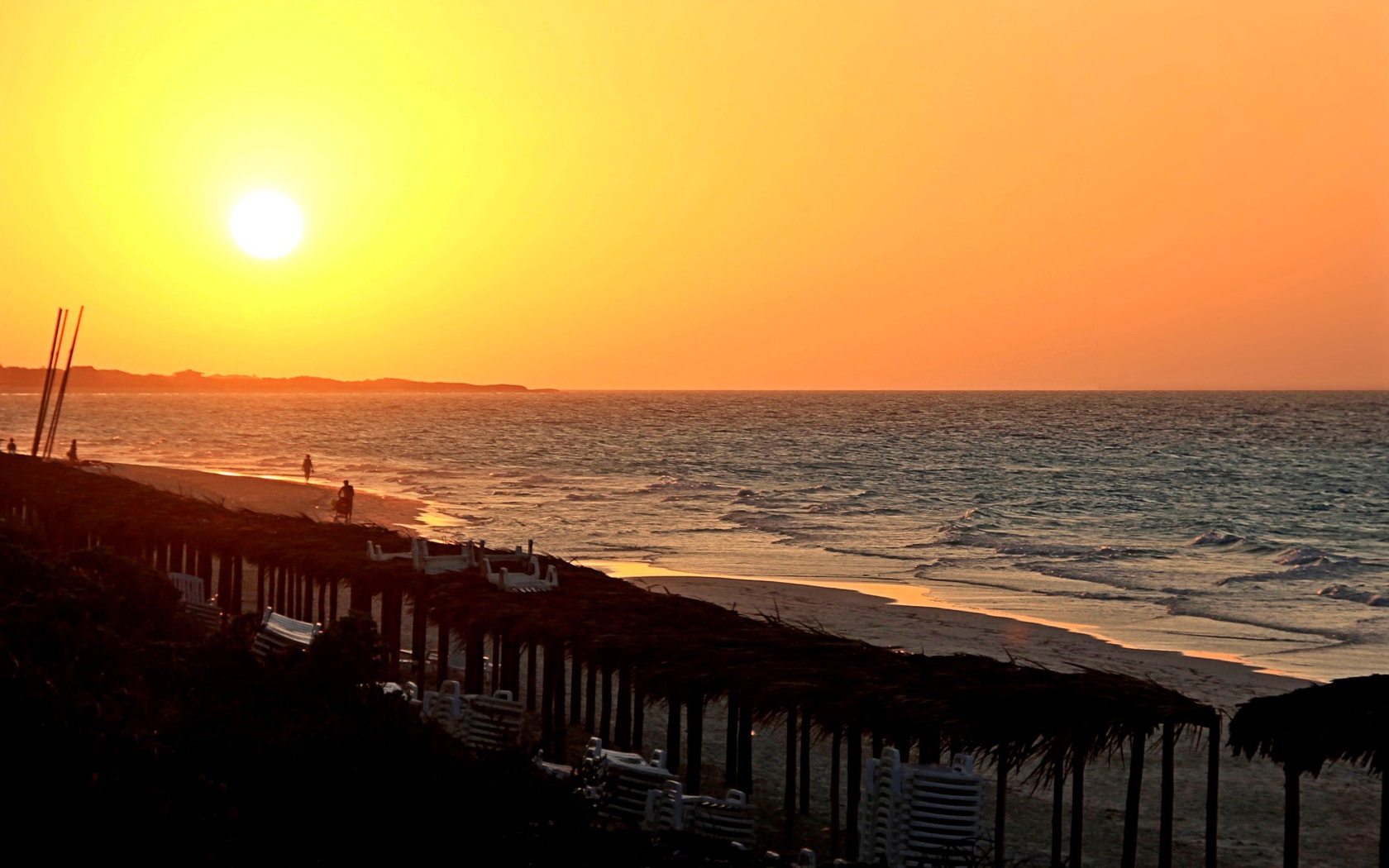 Закат над пляжем на курорте Кайо Санта Мария, Куба