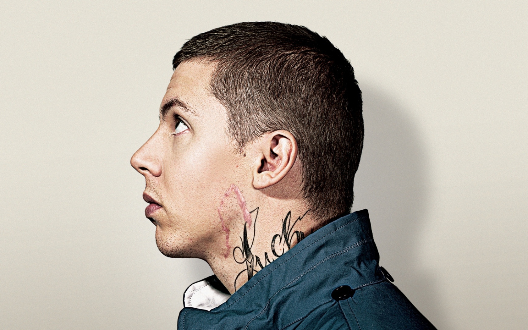 Тату на шее у мужчины