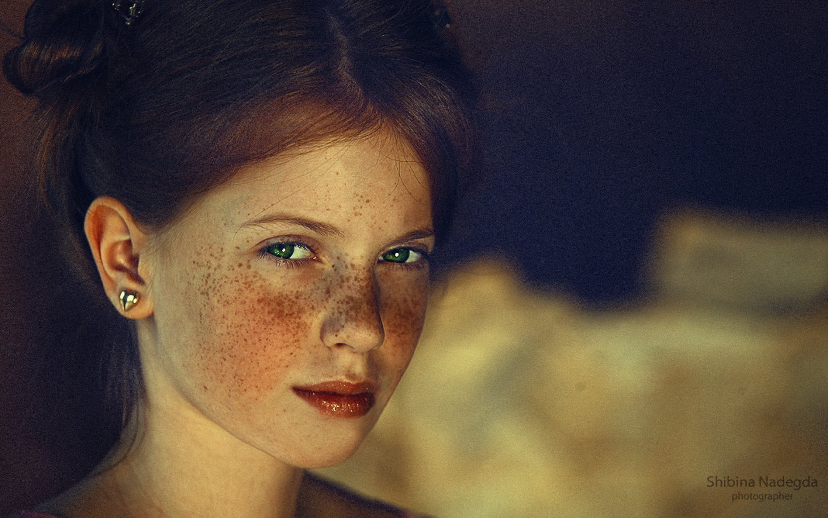 Рыжая девочка с зелеными глазами