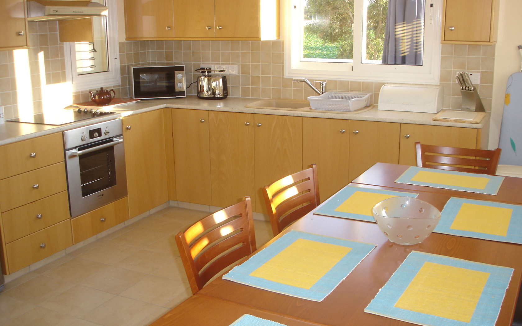 Солнце светит в окно на кухне