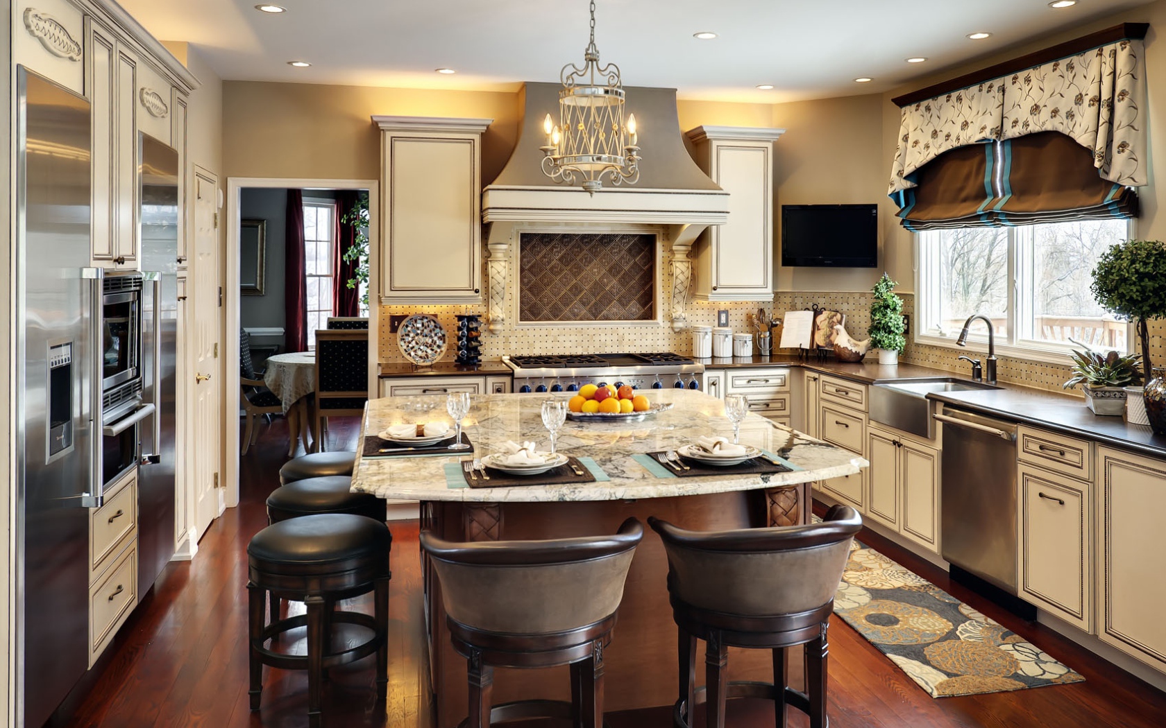 Стол накрыт в кухне