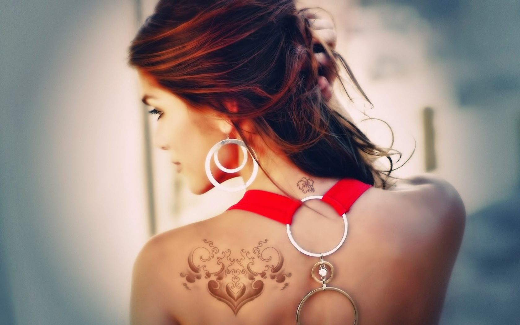 Татуировка на спине и шее