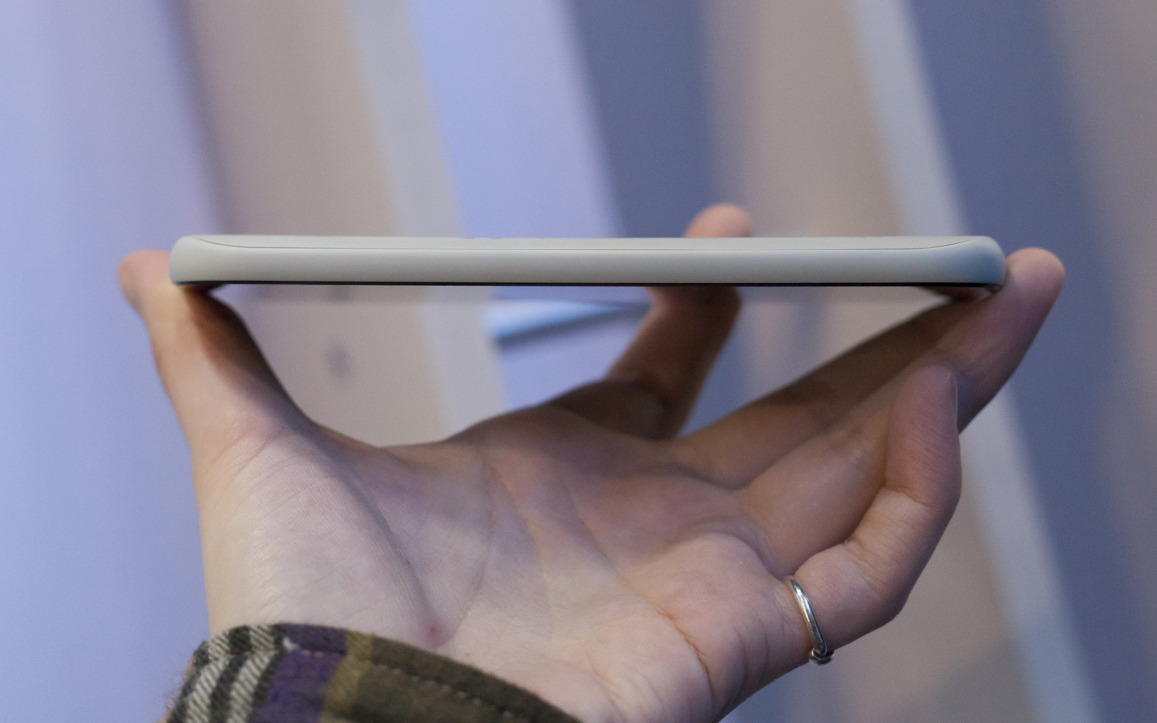 Тонкий YotaPhone 2 в руках