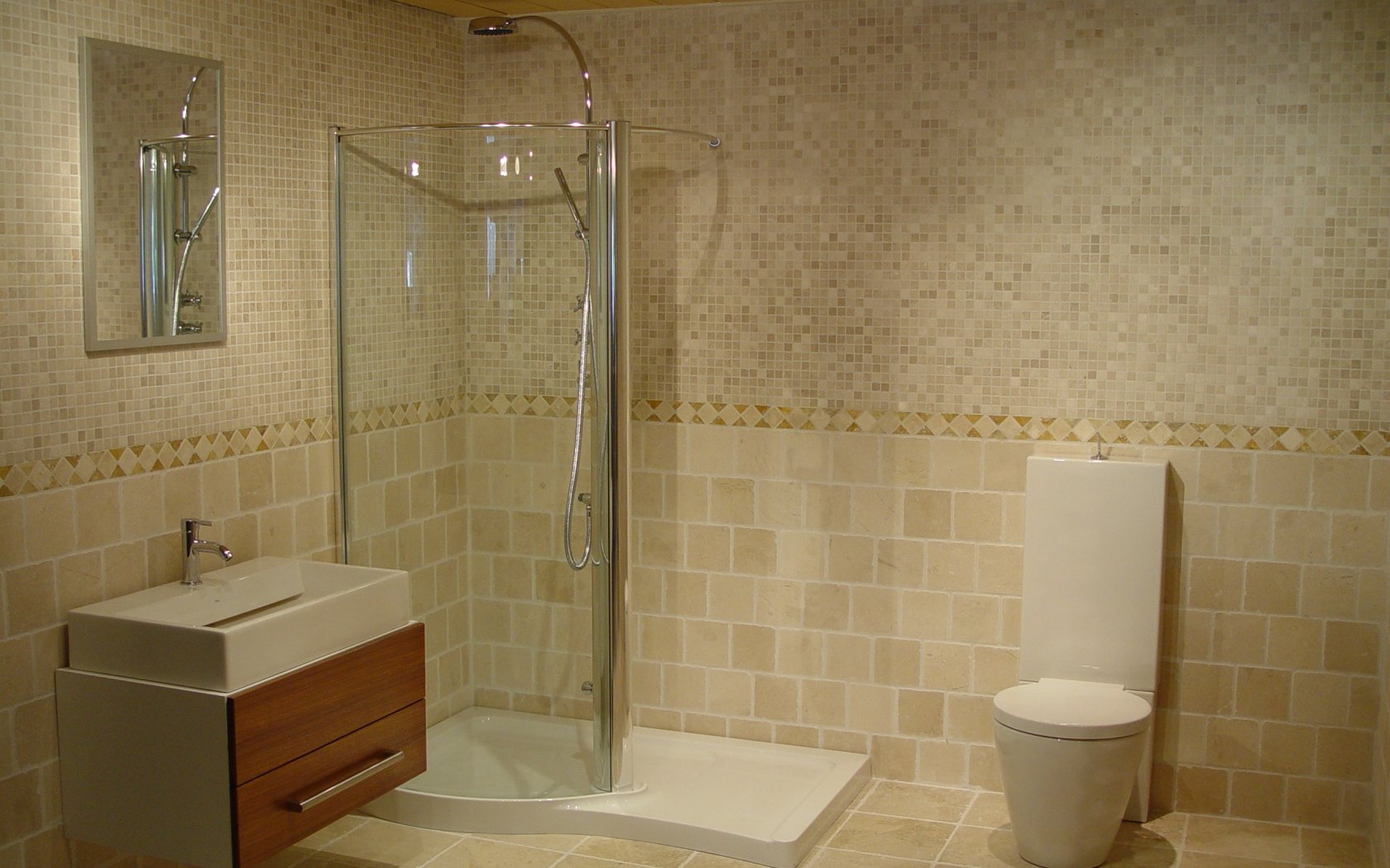 Прозрачная душевая кабина в ванной