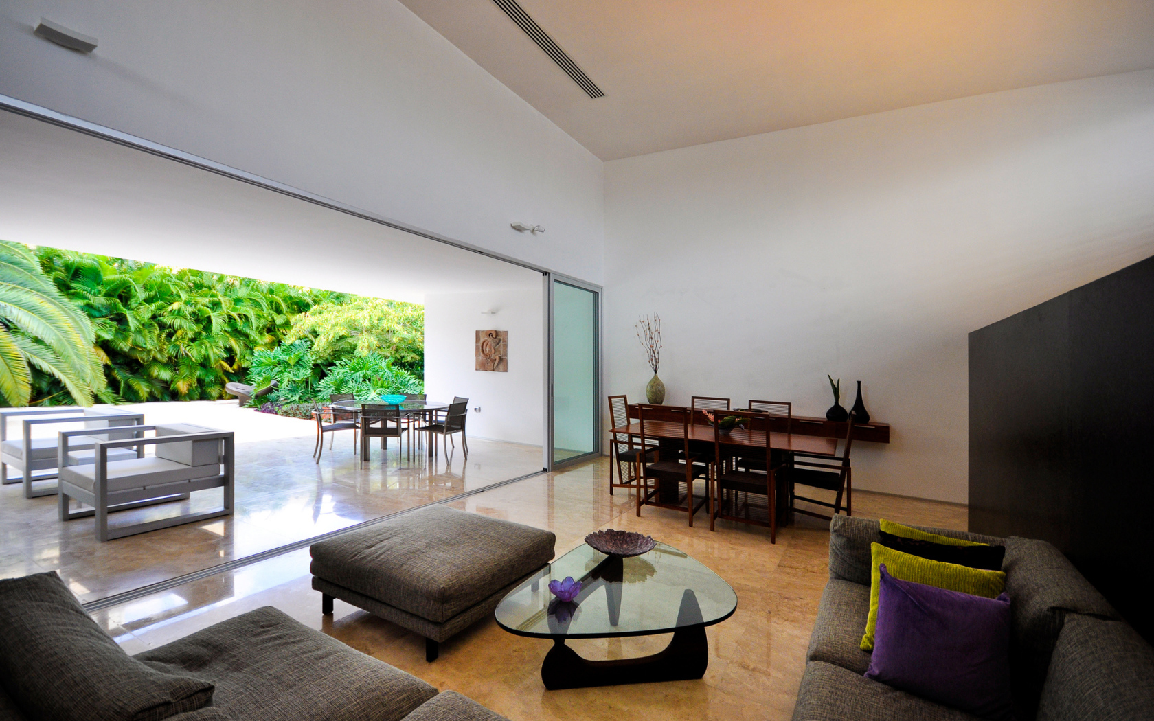 Прозрачная стена в столовой