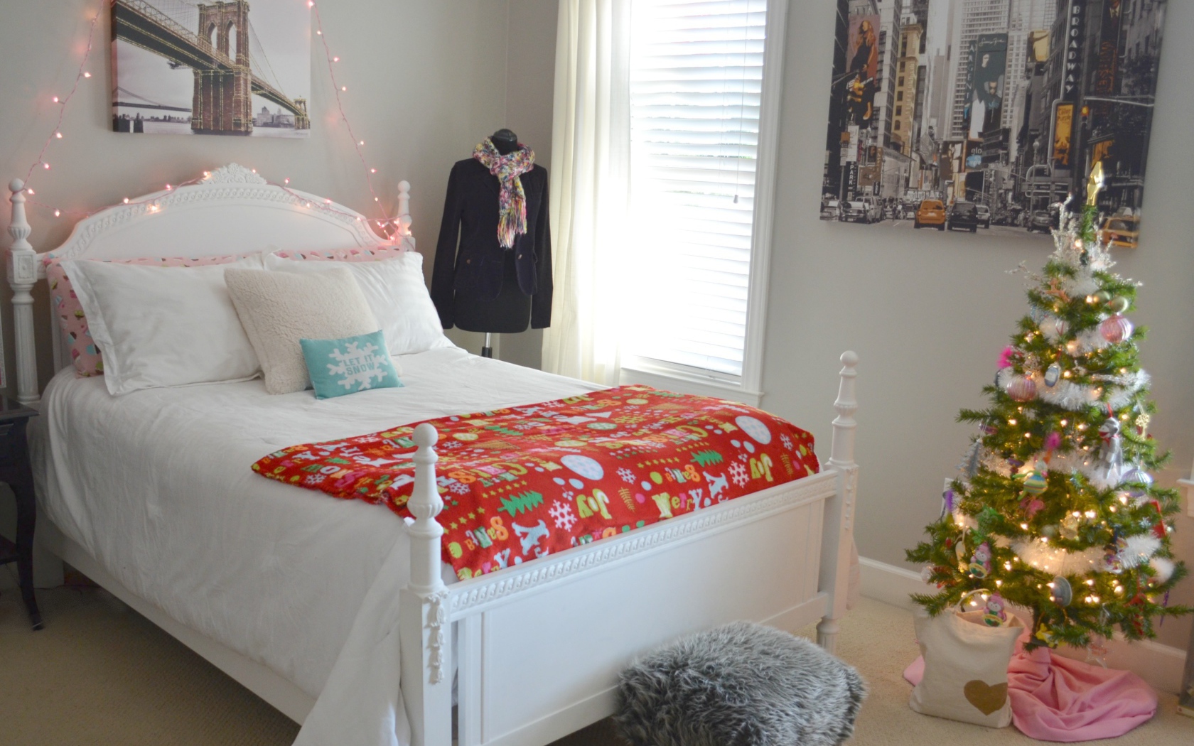 Елка в детской комнате