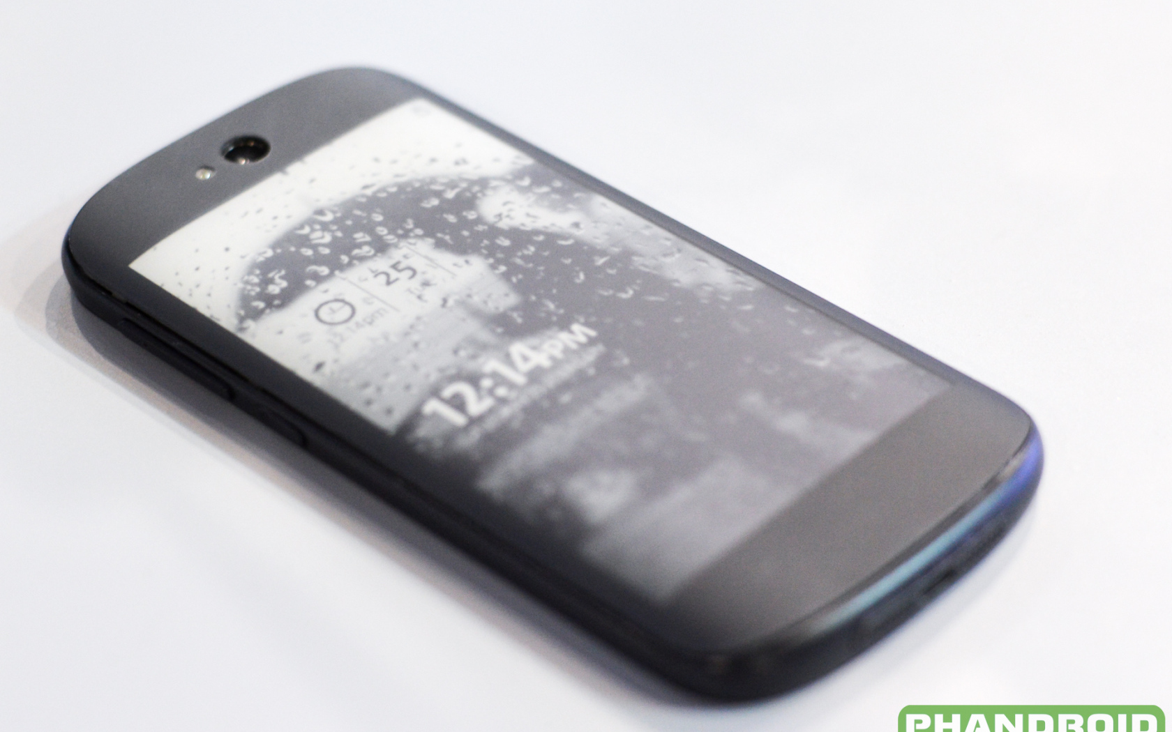 Водостойкий смартфон YotaPhone 2