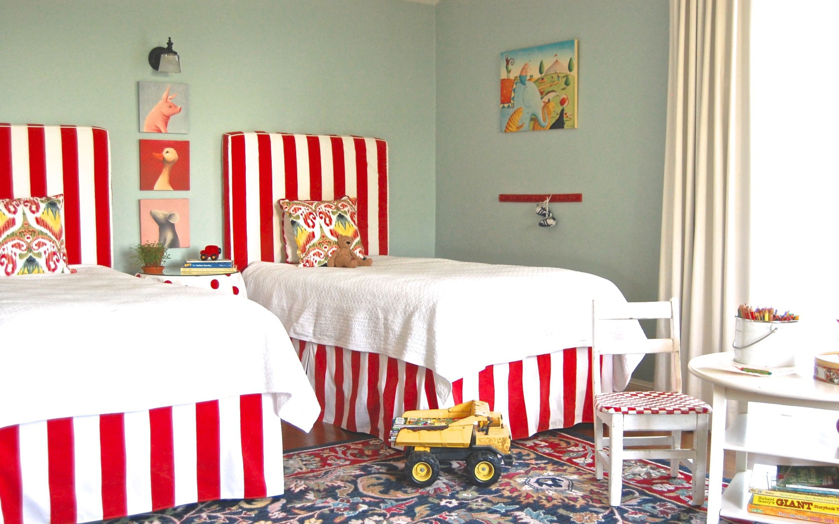 Белые покрывала на кроватях в детской