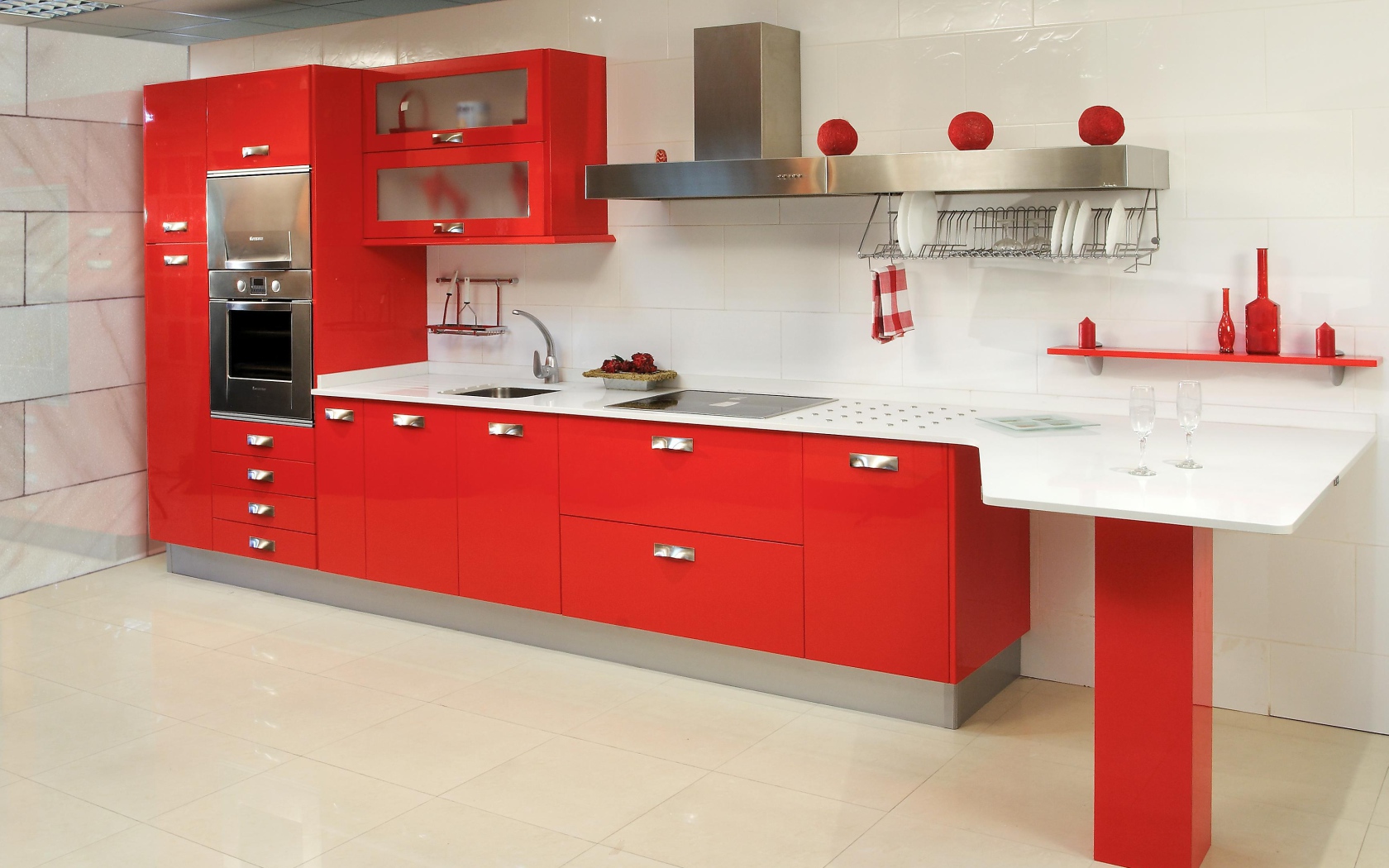 Белая столешница в красной кухне