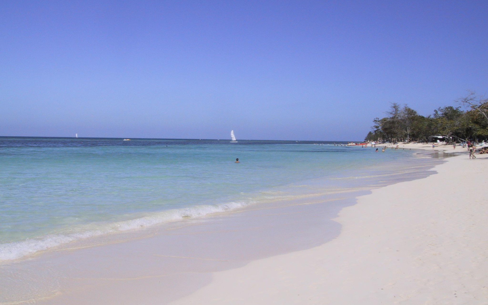 Белый песок на пляже на курорте Гуардалавака, Куба