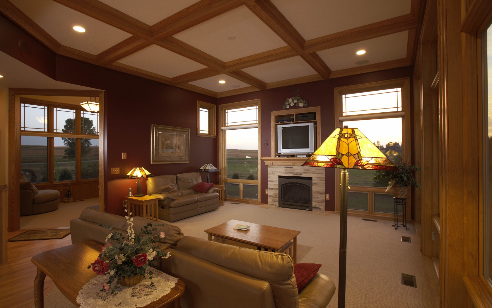 Деревянный потолок в гостиной