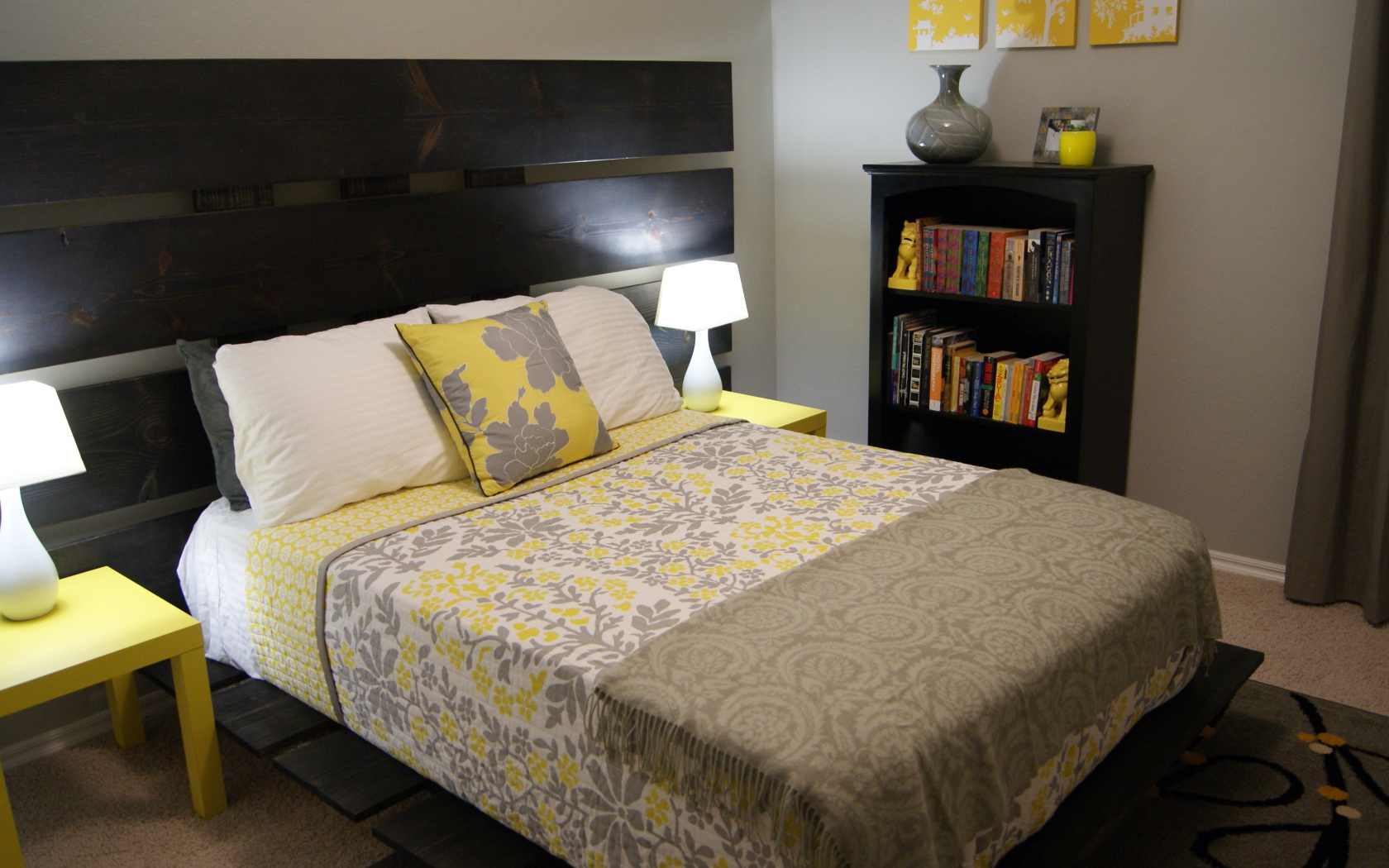 Деревянная спинка кровати в спальне