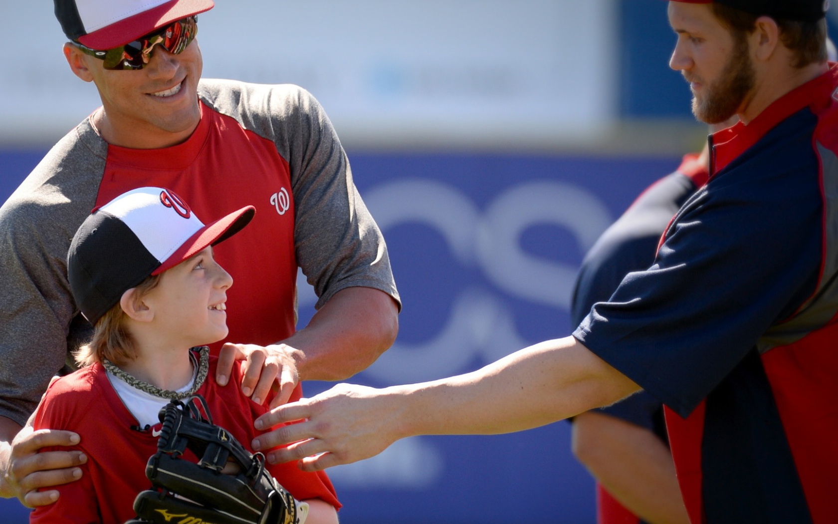 Юный поклонник бейсболиста Адама Ляруш