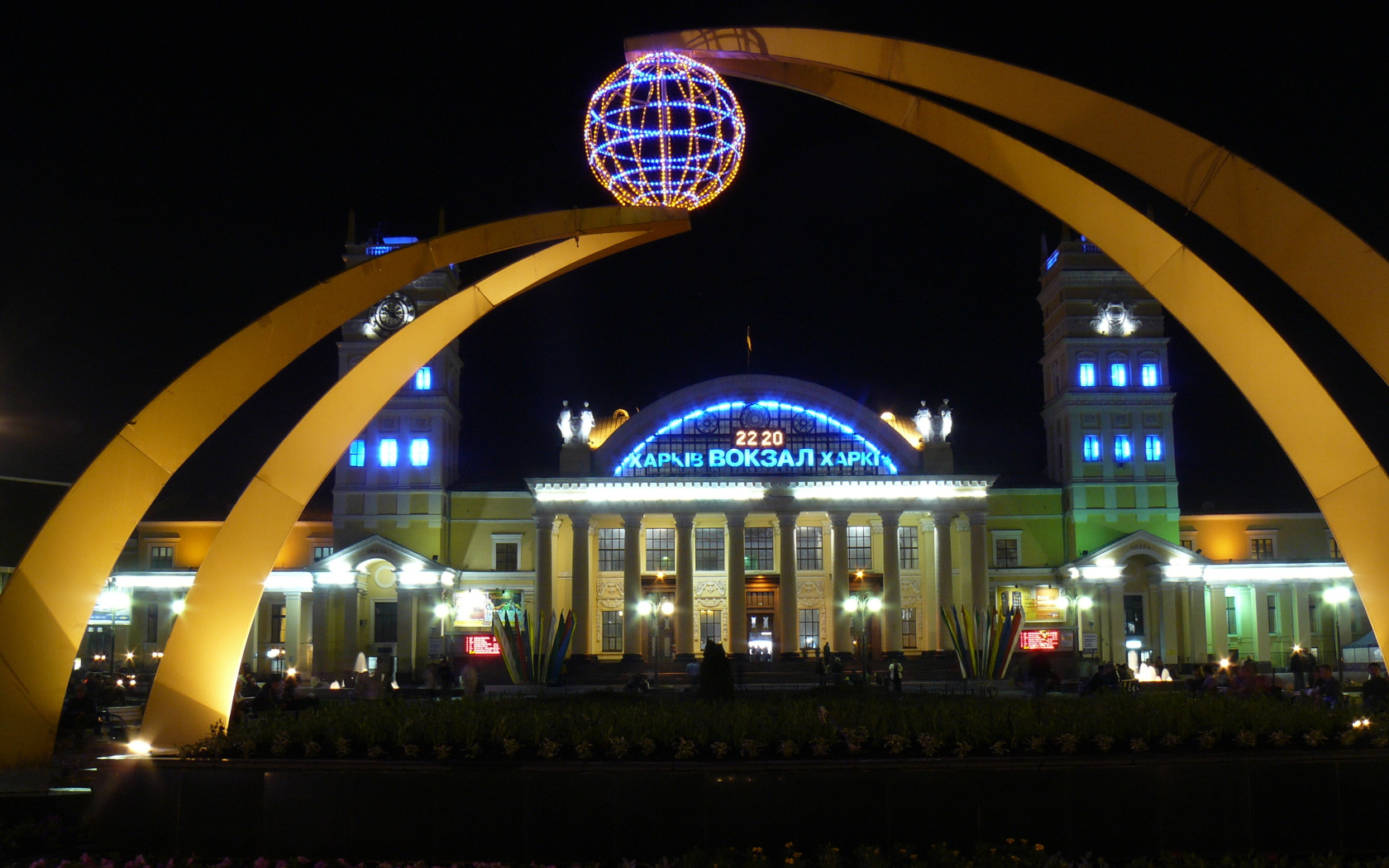 Харьковский ЖД вокзал ночью 