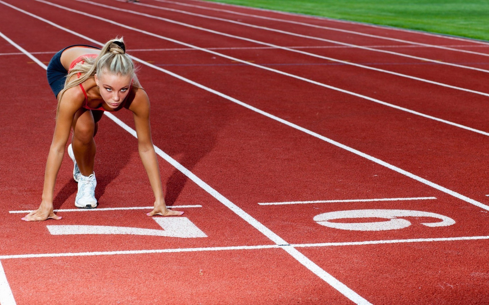 Женщина бегунья на старте