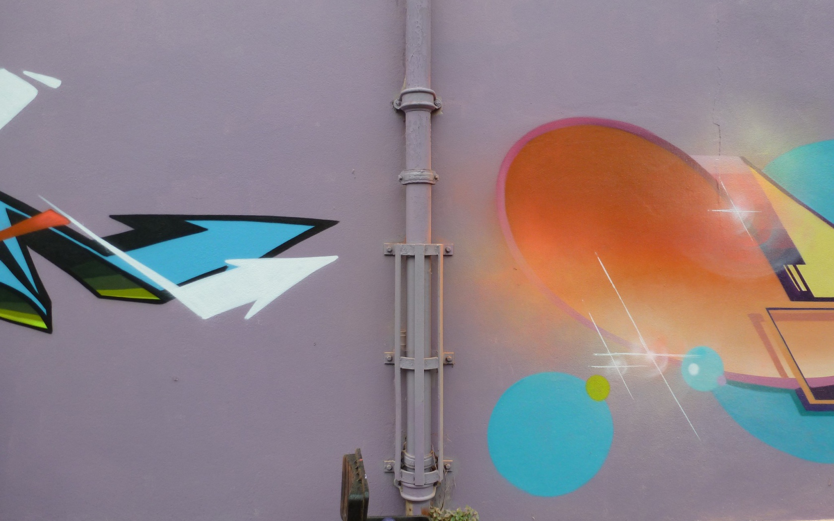 Граффити на стене и краски