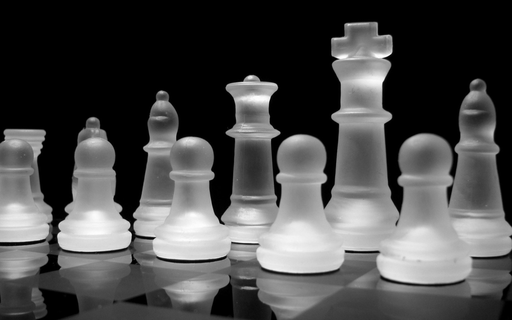 Шахматы из прозрачного стекла