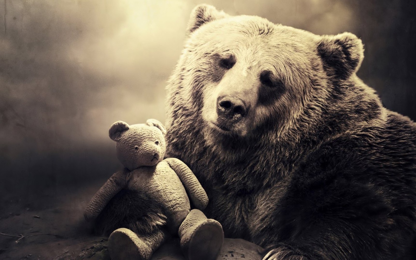 Медведь с игрушкой